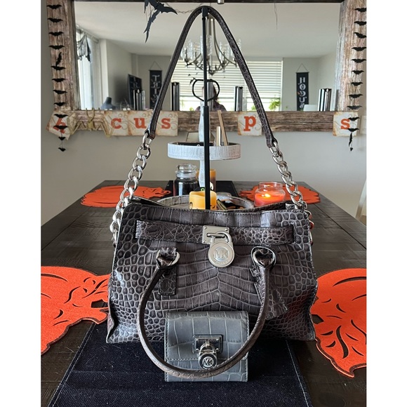 Michael Kors Hamilton Purse and Wallet Set - Picture 4 of 13